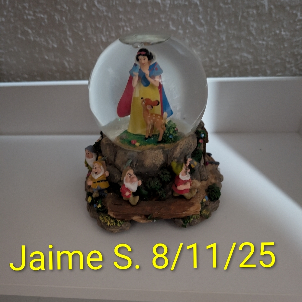 Snow White and the Seven Dwarfs Snow Globe